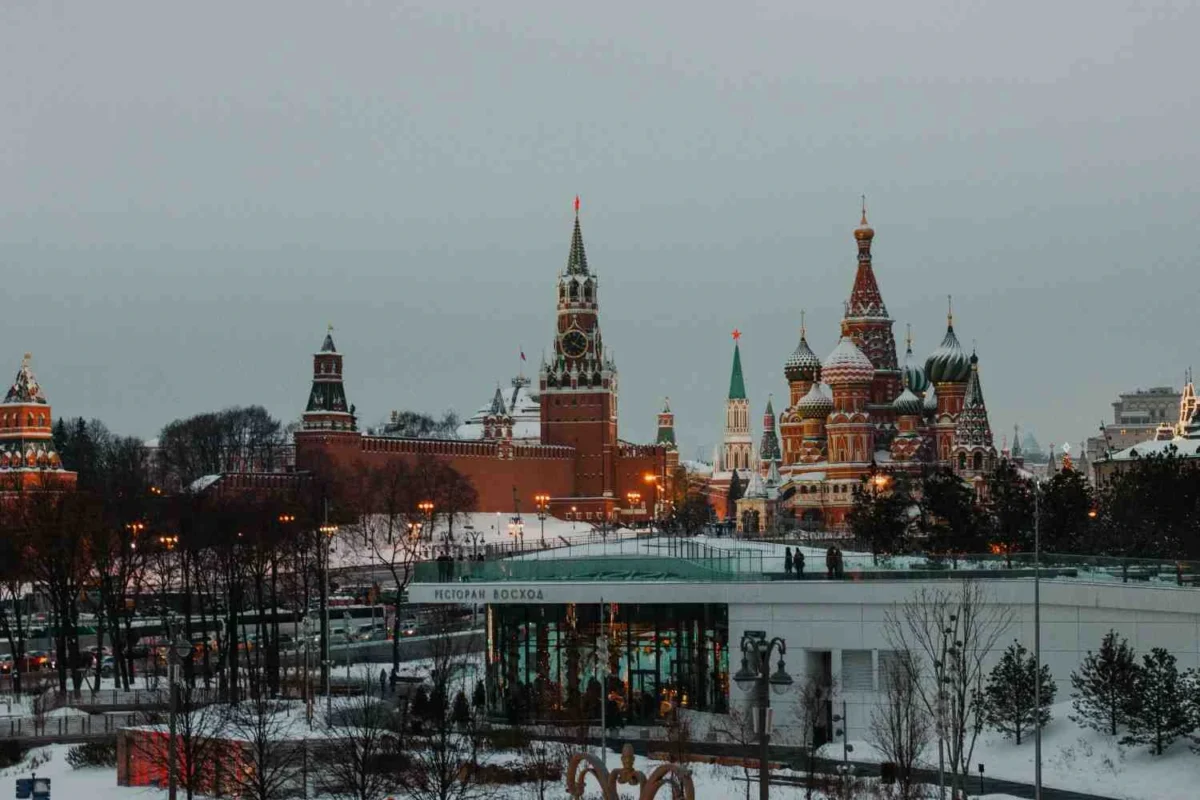 Red Square in Moscow with the Kremlin and St. Basil’s Cathedral, symbolizing ongoing diplomatic talks on the Ukraine peace deal.