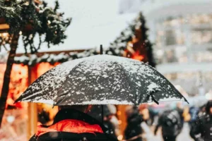 People walking through heavy snowfall in Japan, illustrating the challenges voters face during the country’s rare mid-winter snap election